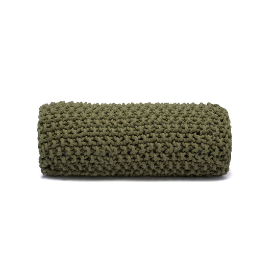 Almofada em tricô artesanal Verde, frente e verso, com fio 100% algodão. Fechamento com zíper, possibilitando a remoção da capa para lavagem. Dimensões: Altura - 18cm; Largura - 60cm.