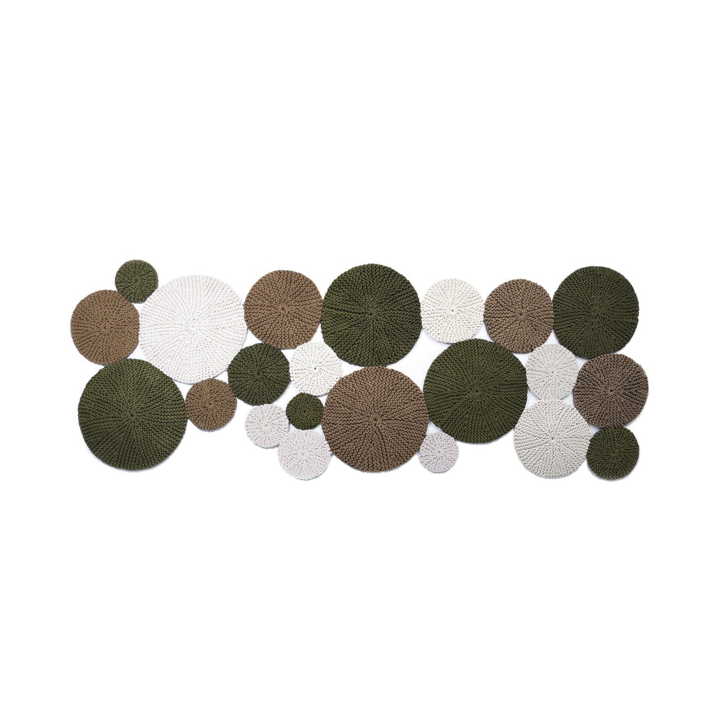 Tapete em tricô artesanal Cru/Caramelo/Verde, com fio 100% algodão. Dimensões: Largura - 120cm; Comprimento - 250cm.