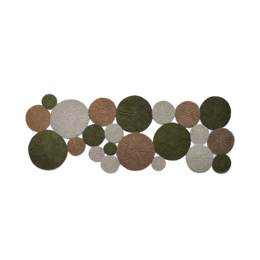 Tapete em tricô artesanal Fendi/Caramelo/Verde, com fio 100% algodão. Dimensões: Largura - 120cm; Comprimento - 250cm.