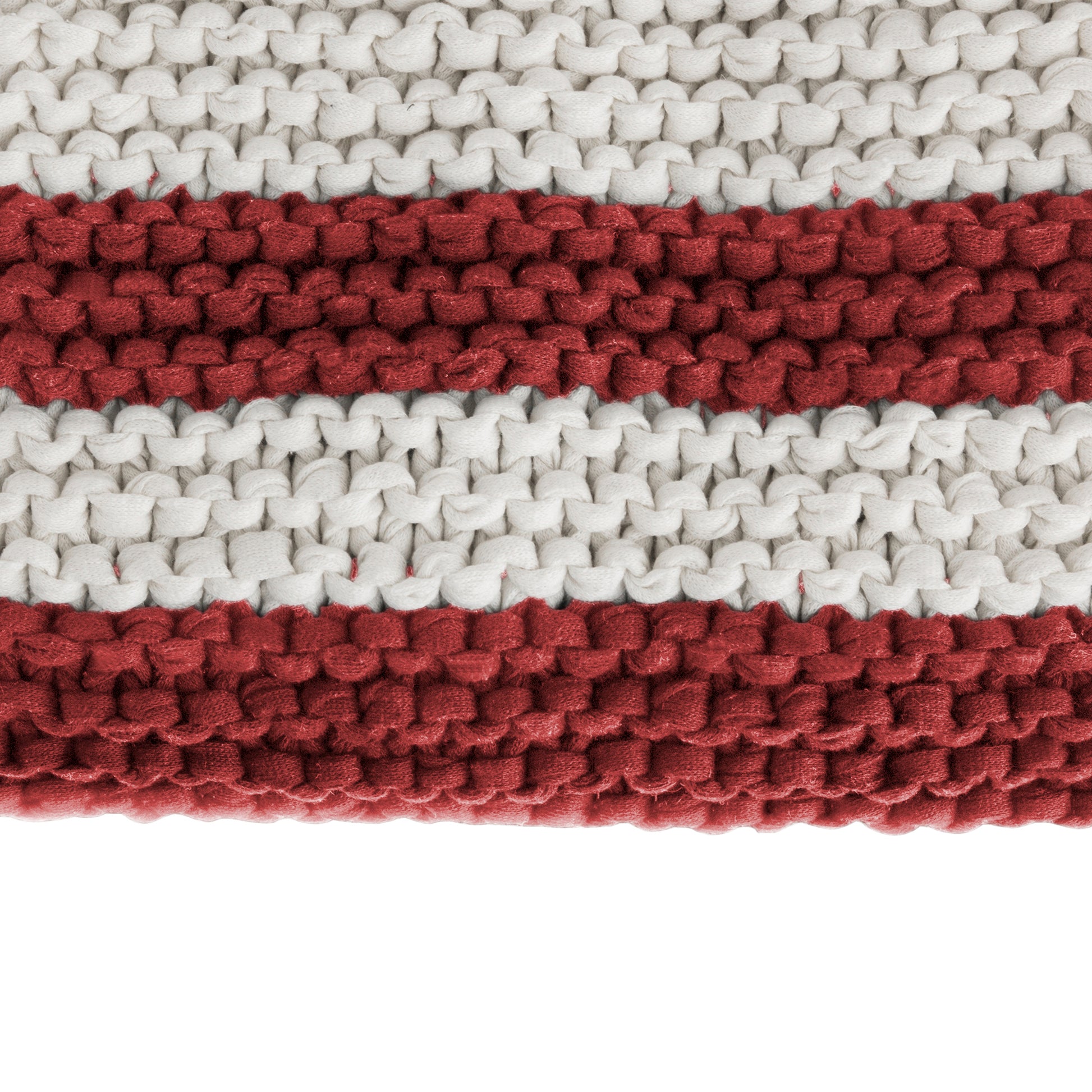 Peseira em tricô artesanal Cru/Vermelho, com fio 100% algodão. Dimensões: Largura - 70cm; Comprimento - 180cm.