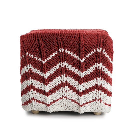 Puff Zig Zag, em tricô artesanal, Vermelho/Cru, com fio 100% algodão. Dimensões: Altura - 40cm; Largura - 45cm; Comprimento - 45cm.