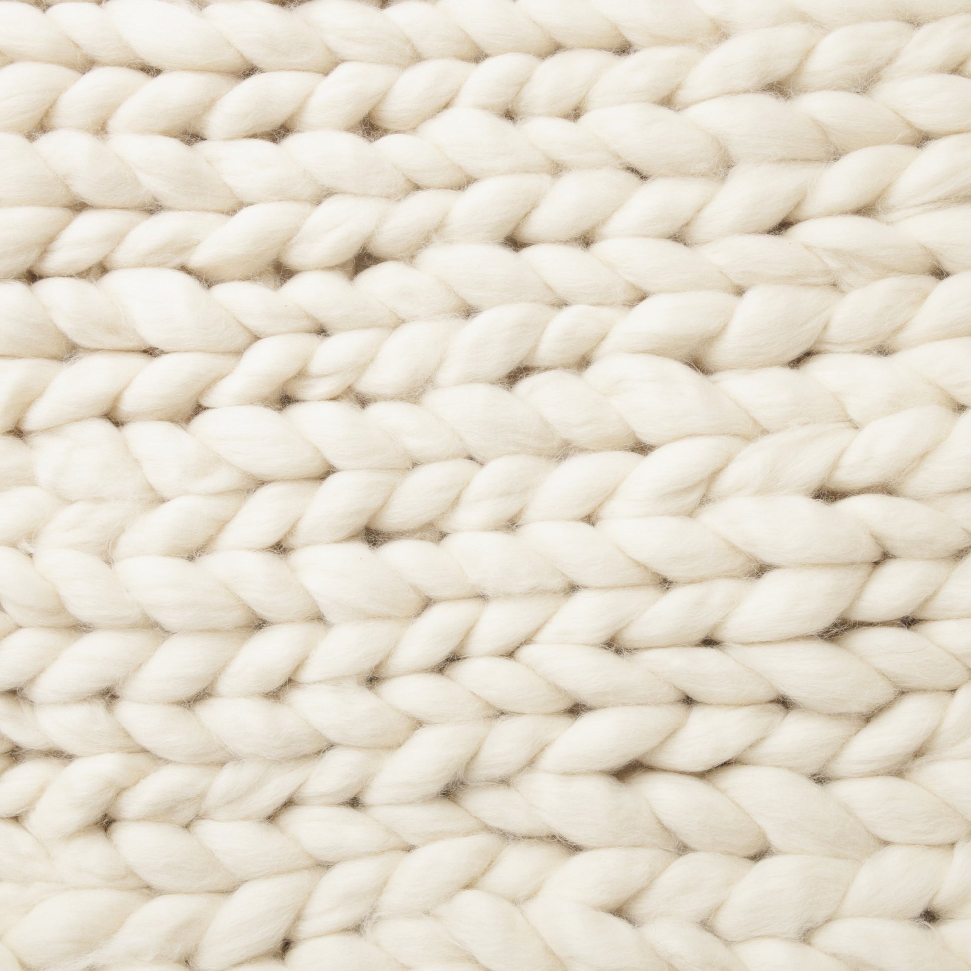 Maxi Manta em tricô artesanal Cru, feita com lã Corriedale 100% natural, sem tingimento. Cinto de couro Preto, com fivela de metal.