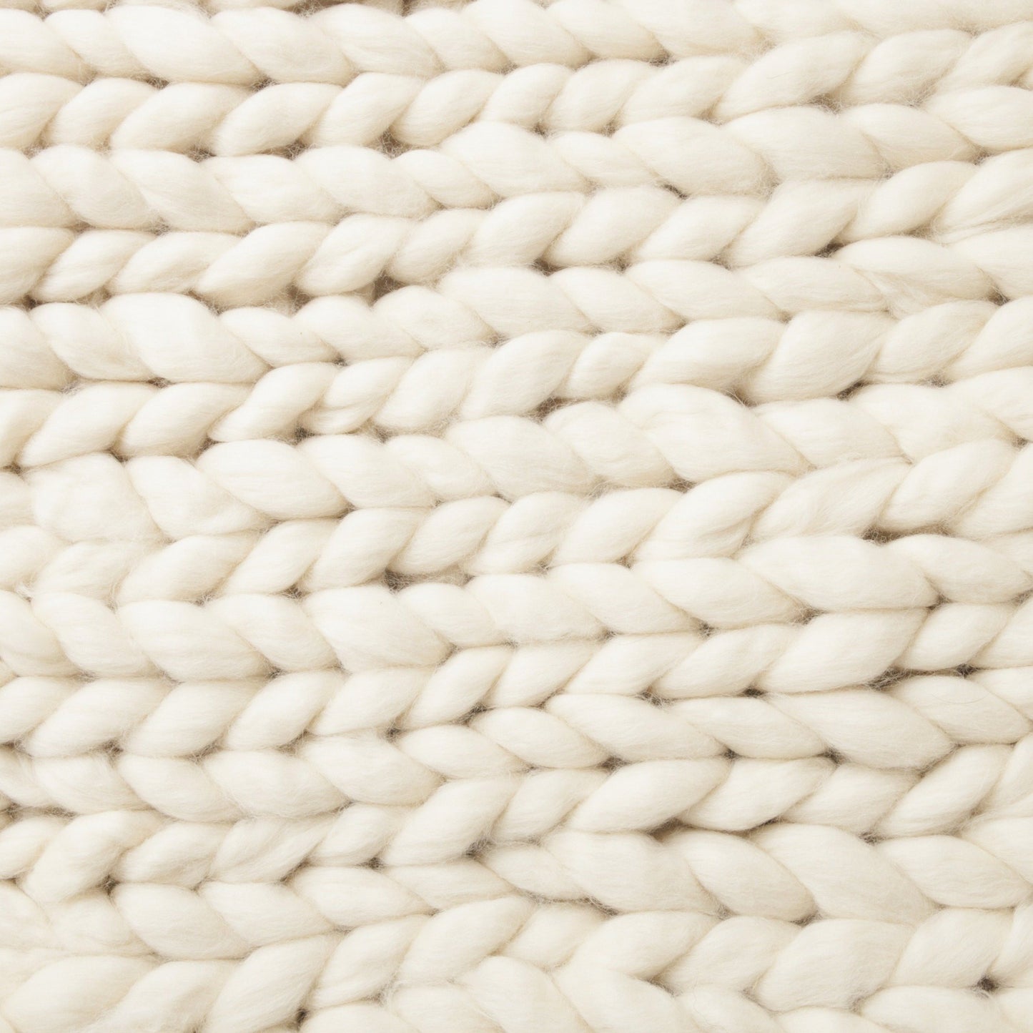 Maxi Manta em tricô artesanal Cru, feita com lã Corriedale 100% natural, sem tingimento. Cinto de couro Marrom, com fivela de metal.