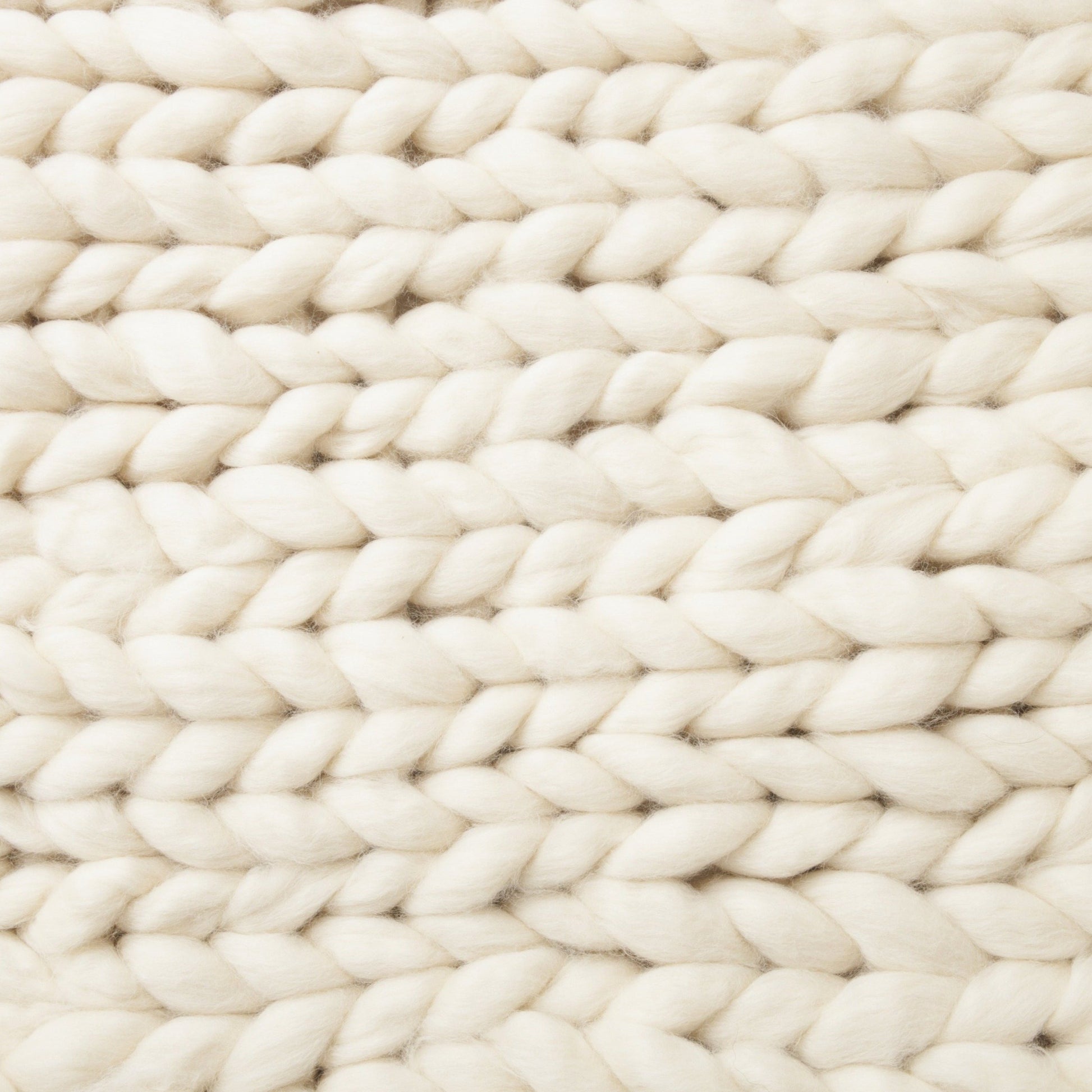 Maxi Manta em tricô artesanal Cru, feita com lã Corriedale 100% natural, sem tingimento. Cinto de couro Marrom, com fivela de metal.