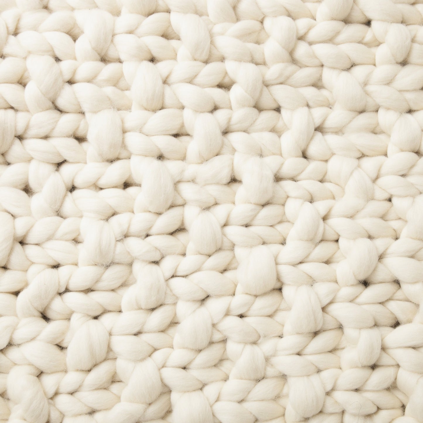 Maxi Manta em tricô artesanal Cru, feita com lã Corriedale 100% natural, sem tingimento. Cinto de couro Marrom, com fivela de metal.