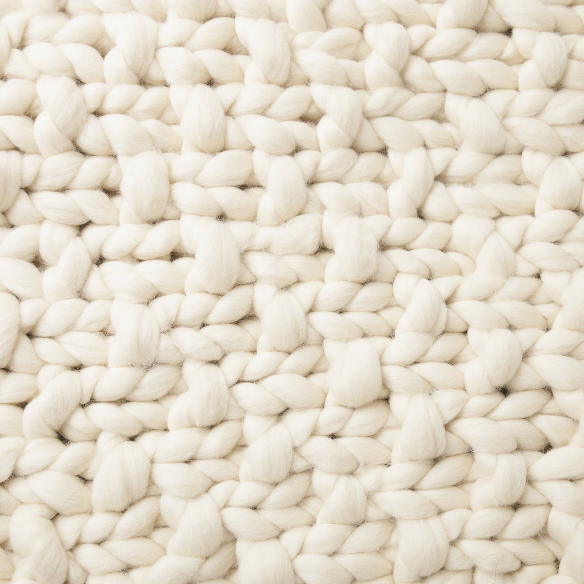 Maxi Manta em tricô artesanal Cru, feita com lã Corriedale 100% natural, sem tingimento. Cinto de couro Marrom, com fivela de metal.