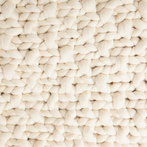 Maxi Peseira Casal em tricô artesanal Cru, feita com lã Corriedale 100% natural, sem tingimento.