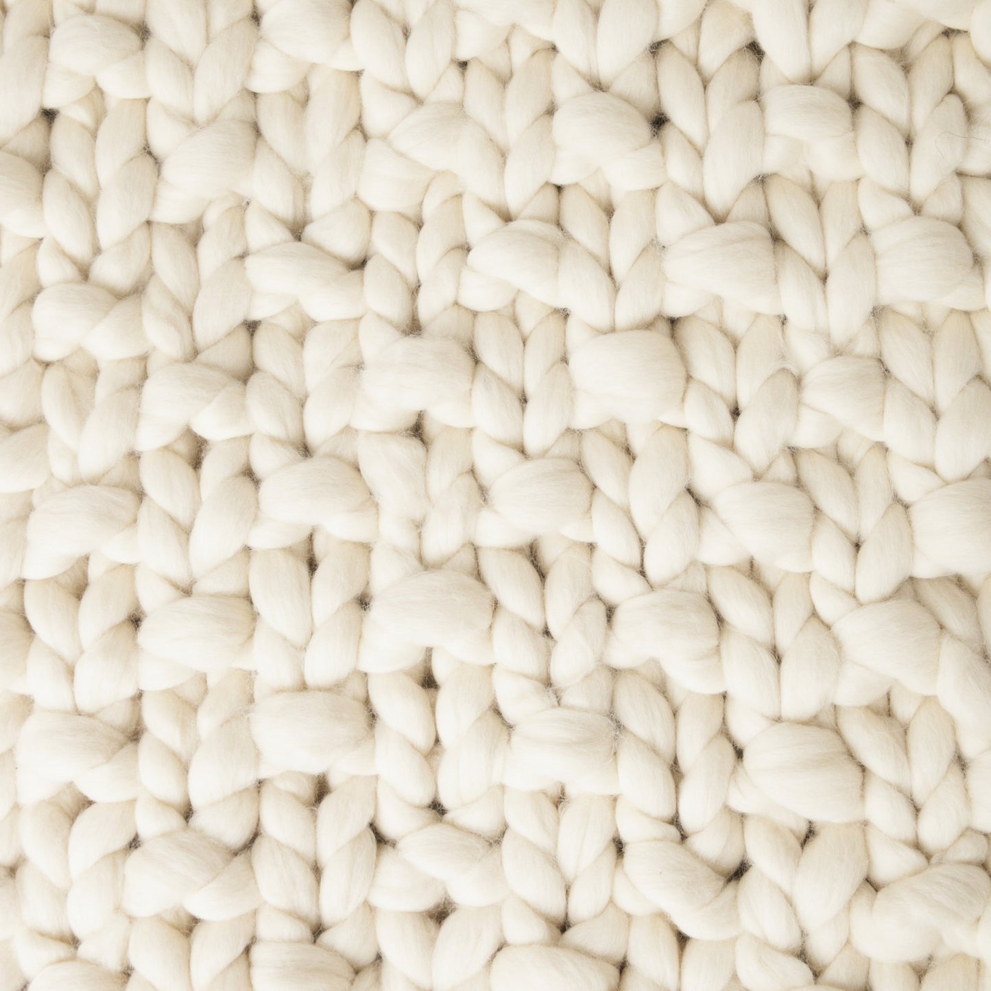 Maxi Manta em tricô artesanal Cru, feita com lã Corriedale 100% natural, sem tingimento. Cinto de couro Preto, com fivela de metal.