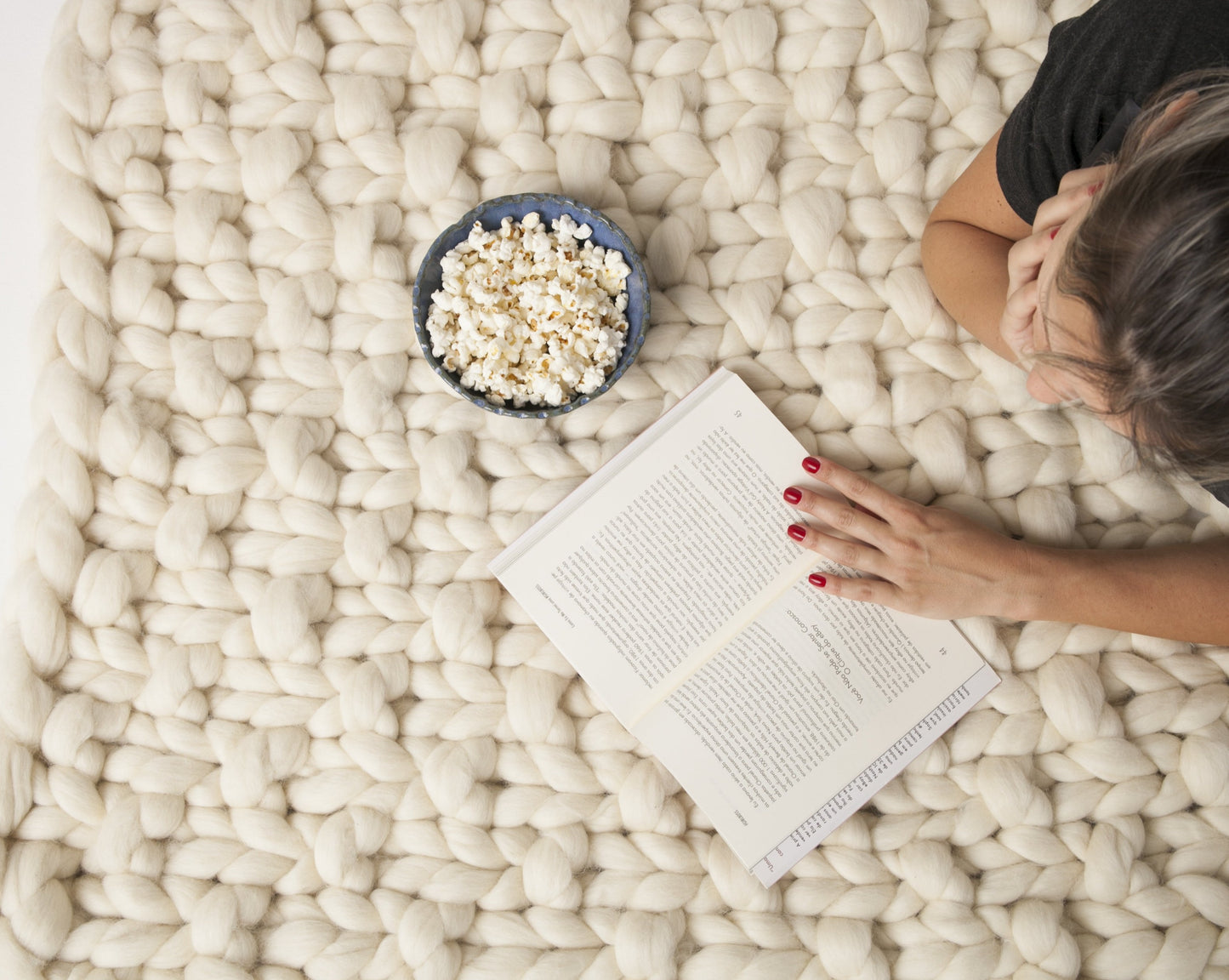 Maxi Manta em tricô artesanal Cru, feita com lã Corriedale 100% natural, sem tingimento. Cinto de couro Marrom, com fivela de metal.