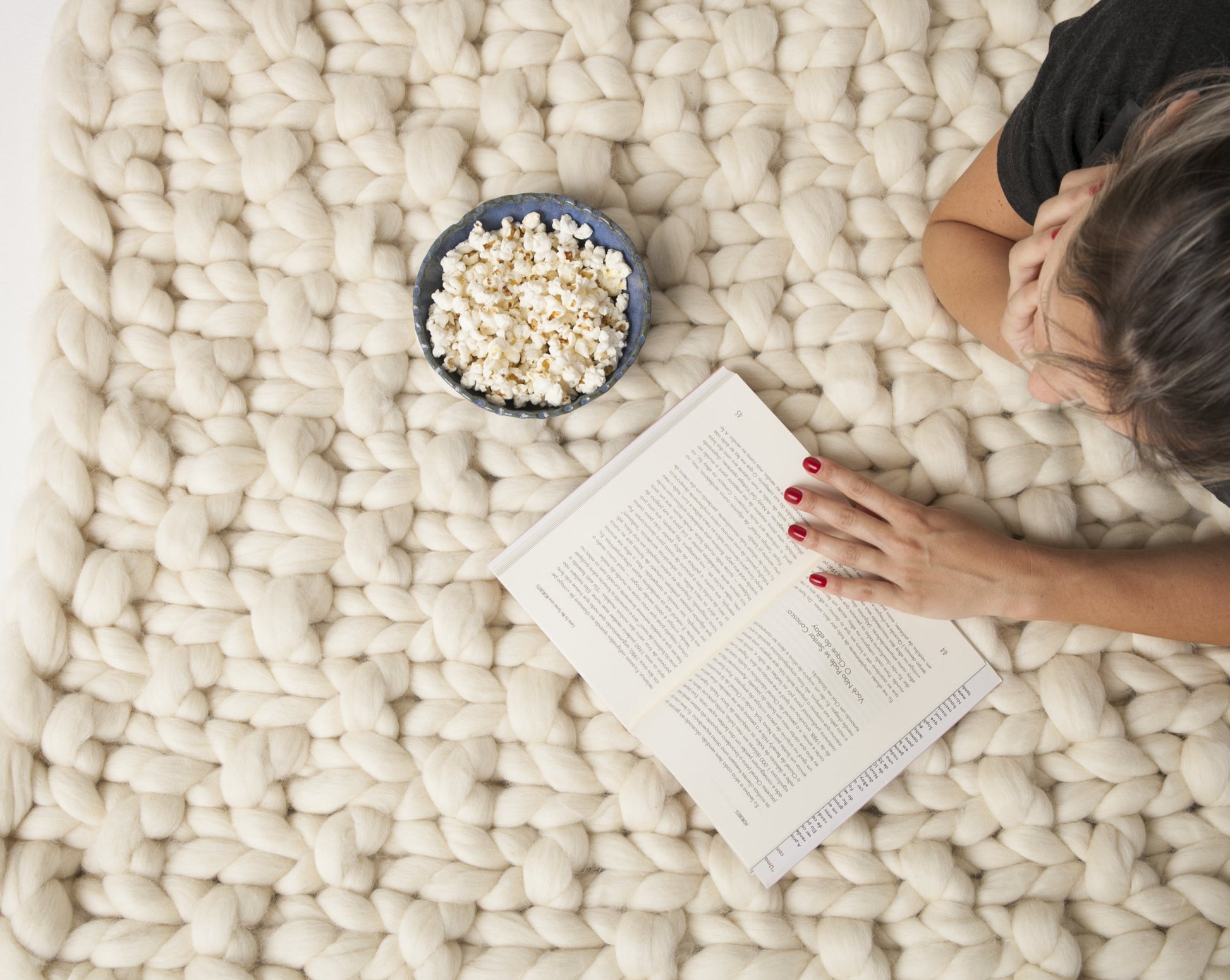 Maxi Manta em tricô artesanal Cru, feita com lã Corriedale 100% natural, sem tingimento. Cinto de couro Marrom, com fivela de metal.