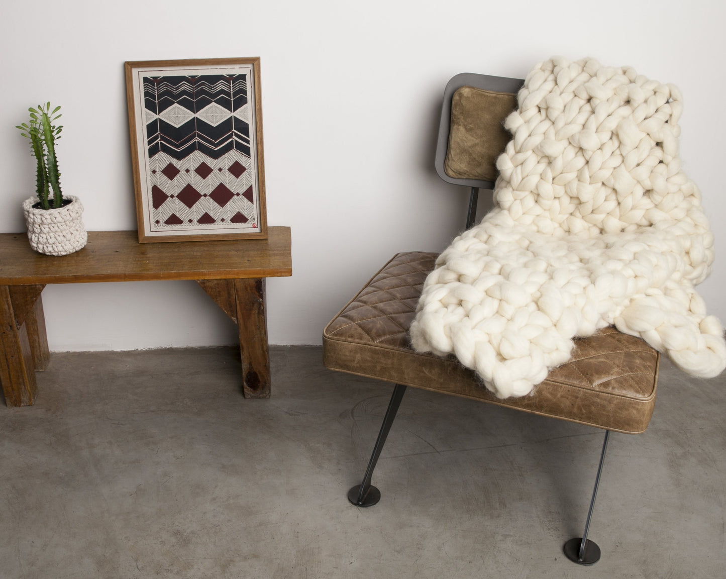 Maxi Manta em tricô artesanal Cru, feita com lã Corriedale 100% natural, sem tingimento. Cinto de couro Preto, com fivela de metal.