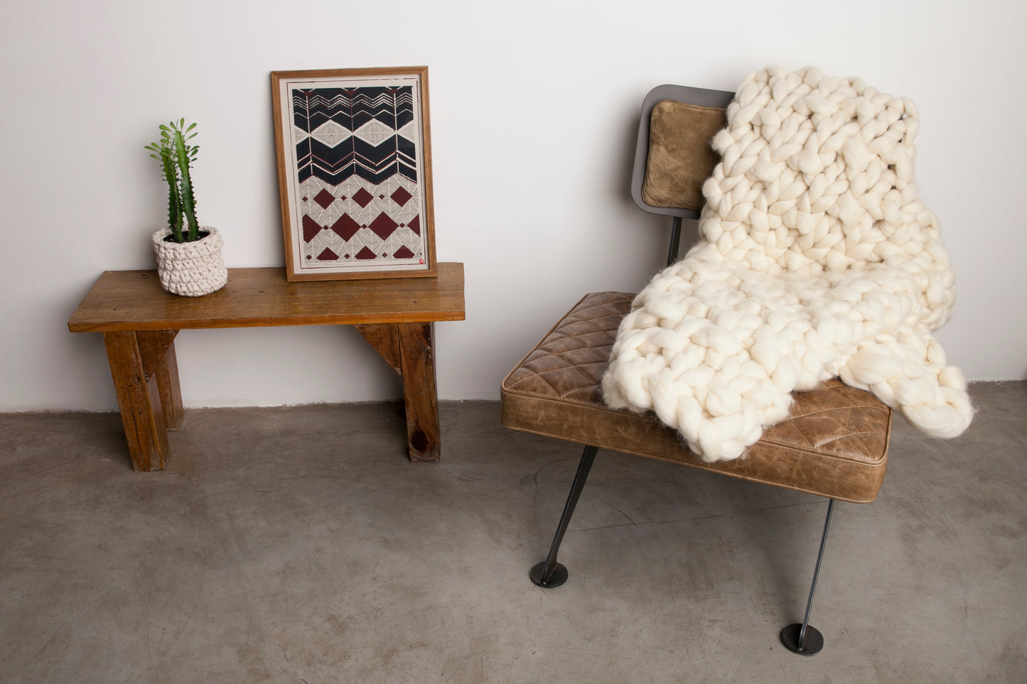 Maxi Manta em tricô artesanal Cru, feita com lã Corriedale 100% natural, sem tingimento. Cinto de couro Marrom, com fivela de metal.