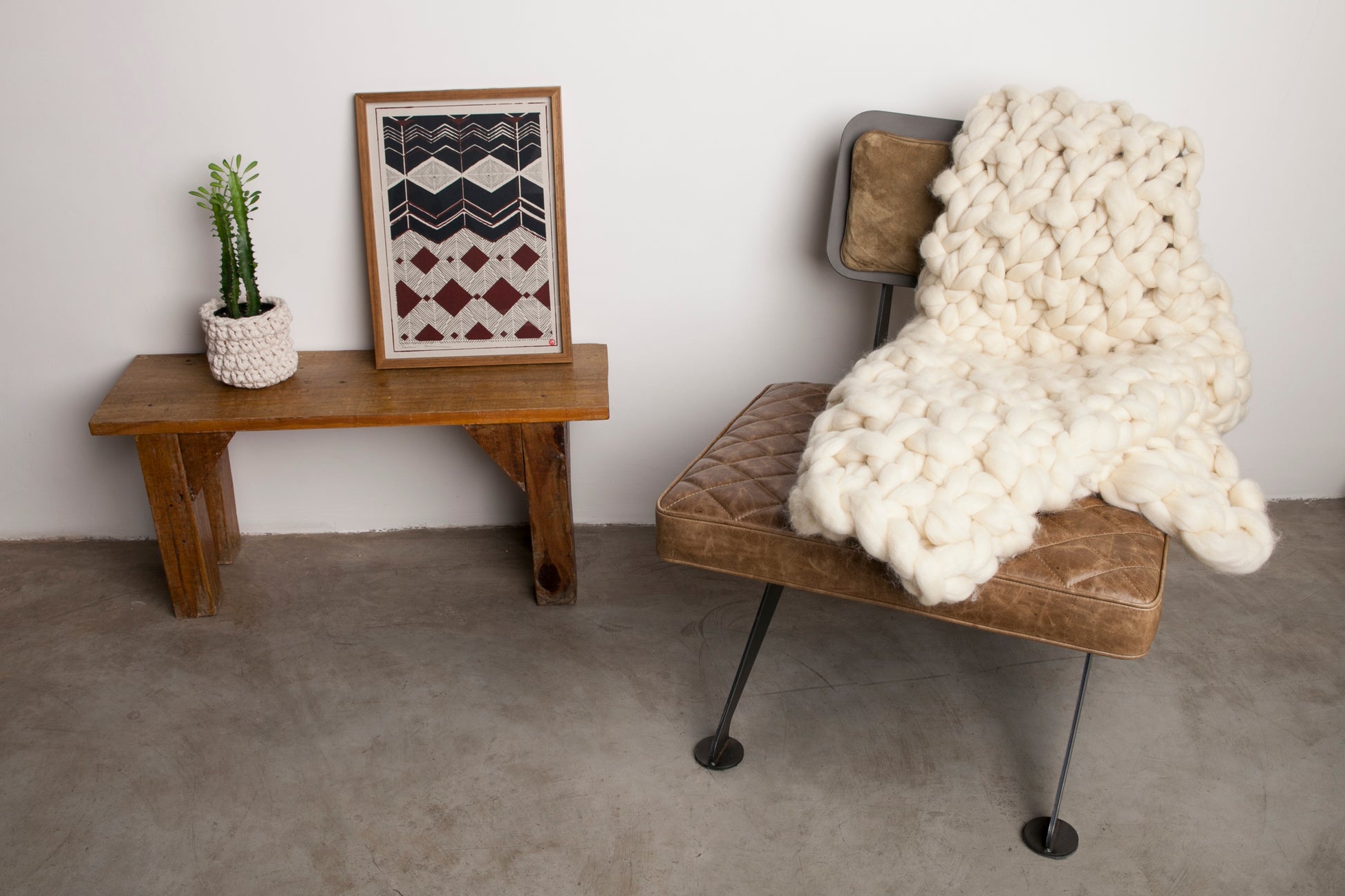 Maxi Manta em tricô artesanal Cru, feita com lã Corriedale 100% natural, sem tingimento. Cinto de couro Marrom, com fivela de metal.