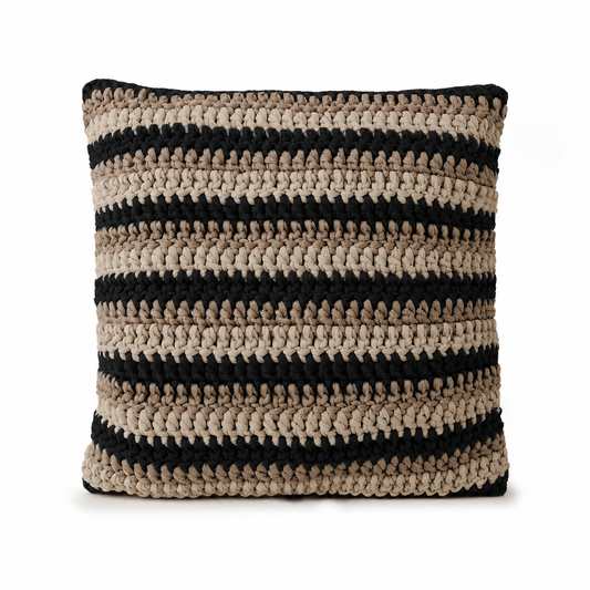 Almofada em Crochê Listrada Horizontal 1x1 Outdoor 50x50 Cru/Fendi/Preto