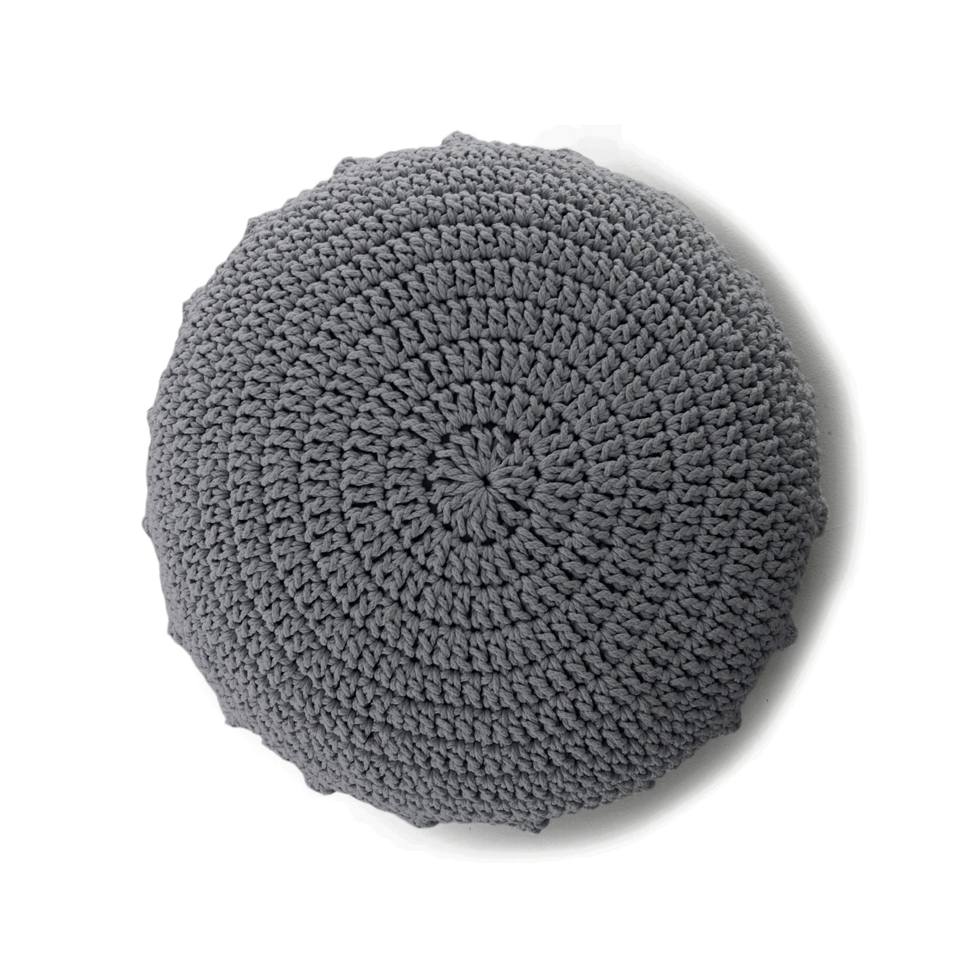 Puff Disco em crochê Cinza, com fio 100% algodão.  Fechamento com zíper, possibilitando a remoção da capa para lavagem.  Dimensões: Altura - 20cm; Diâmetro - 85cm. 