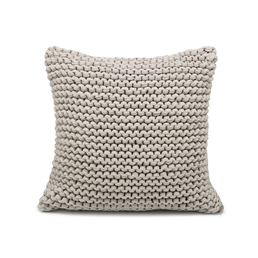Almofada em tricô artesanal Fendi, frente e verso, com fio 100% algodão. Fechamento com zíper, possibilitando a remoção da capa para lavagem. Dimensões: Altura - 50cm; Largura - 50cm.