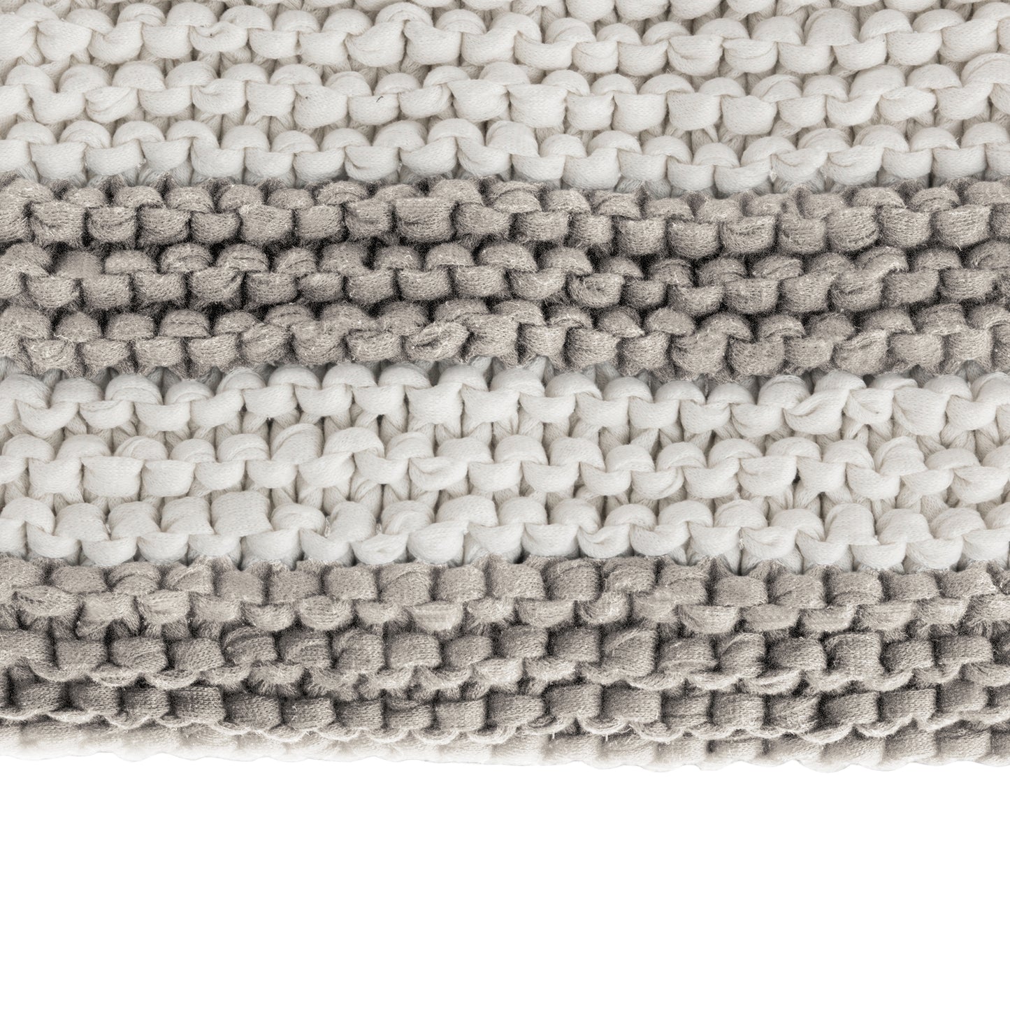 Peseira em tricô artesanal Cru/Fendi, com fio 100% algodão. Dimensões: Largura - 70cm; Comprimento - 130cm. 