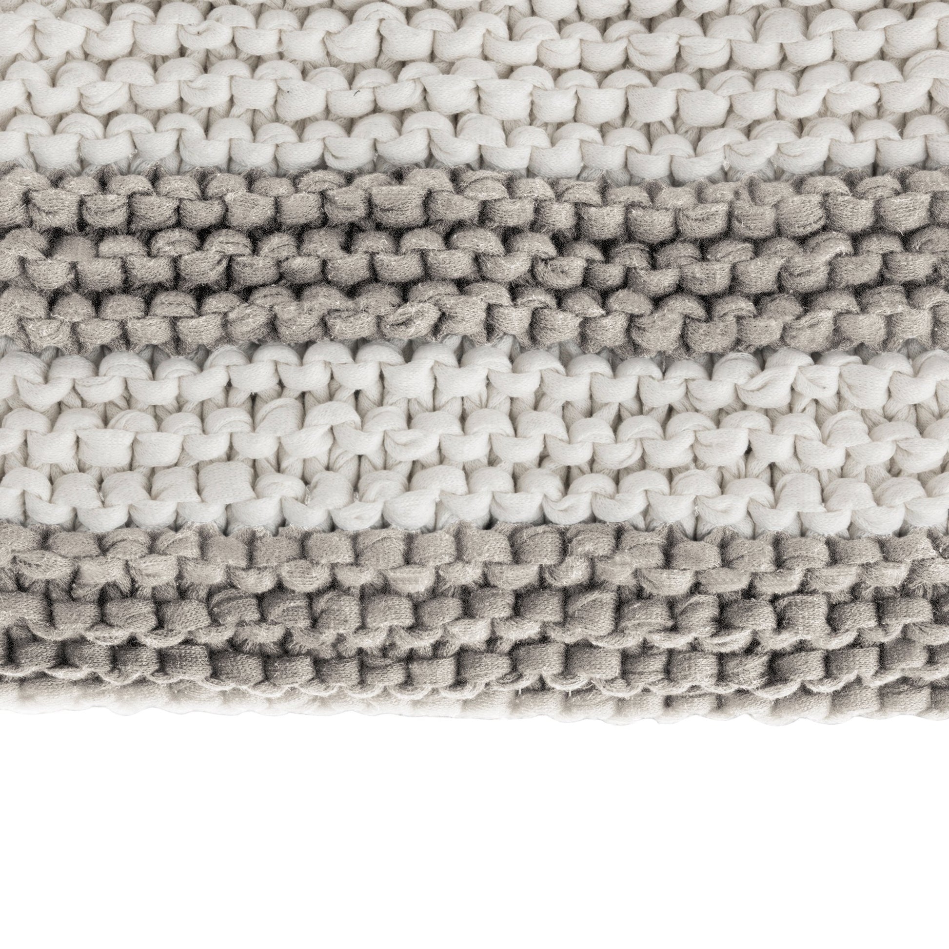 Peseira em tricô artesanal Cru/Fendi, com fio 100% algodão. Dimensões: Largura - 70cm; Comprimento - 240cm. 