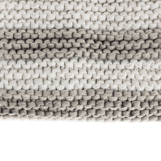 Peseira em tricô artesanal Cru/Fendi, com fio 100% algodão. Dimensões: Largura - 70cm; Comprimento - 200cm. 