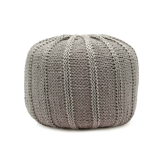Puff em tricô artesanal, Fendi, com fio 100% algodão. Fechamento com zíper, possibilitando a remoção da capa para lavagem. Dimensões: Altura - 40cm; Diâmetro - 60cm. 