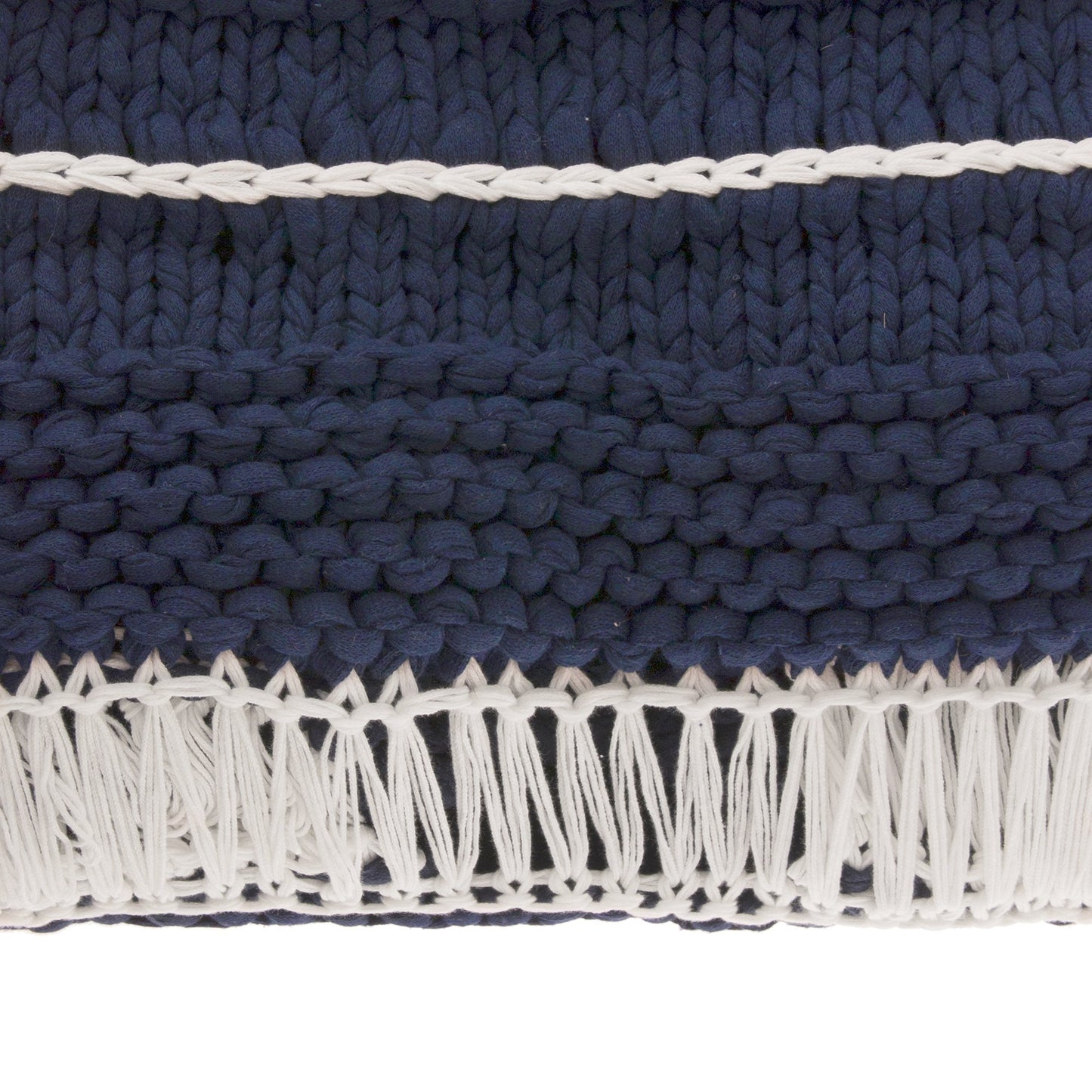 Peseira em tricô artesanal Marinho, com fio 85% algodão e 15% acrílico. Dimensões: Largura - 70cm; Comprimento - 180cm. 