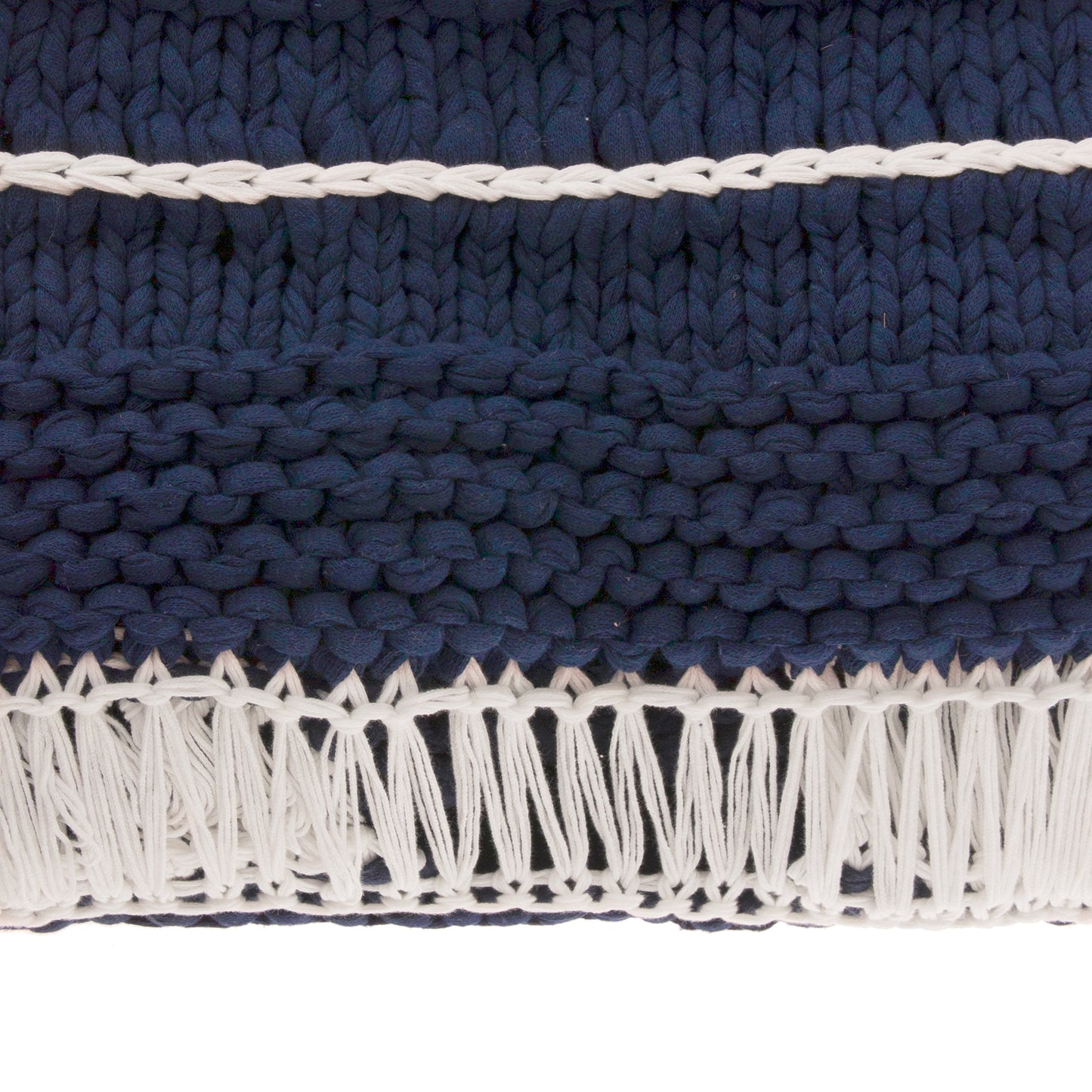 Peseira em tricô artesanal Marinho, com fio 85% algodão e 15% acrílico. Dimensões: Largura - 70cm; Comprimento - 240cm. 