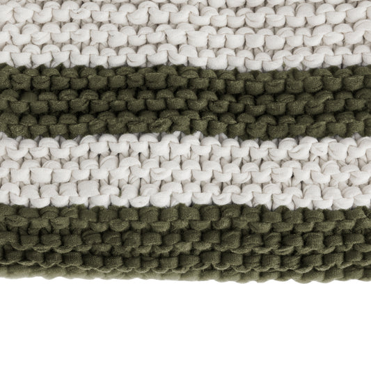 Peseira em tricô artesanal Cru/Verde, com fio 100% algodão. Dimensões: Largura - 70cm; Comprimento - 240cm. 