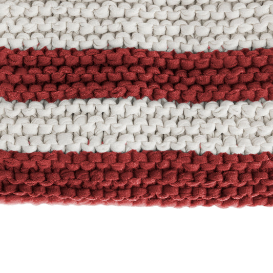 Peseira em tricô artesanal Cru/Vermelha, com fio 100% algodão. Dimensões: Largura - 70cm; Comprimento - 200cm. 
