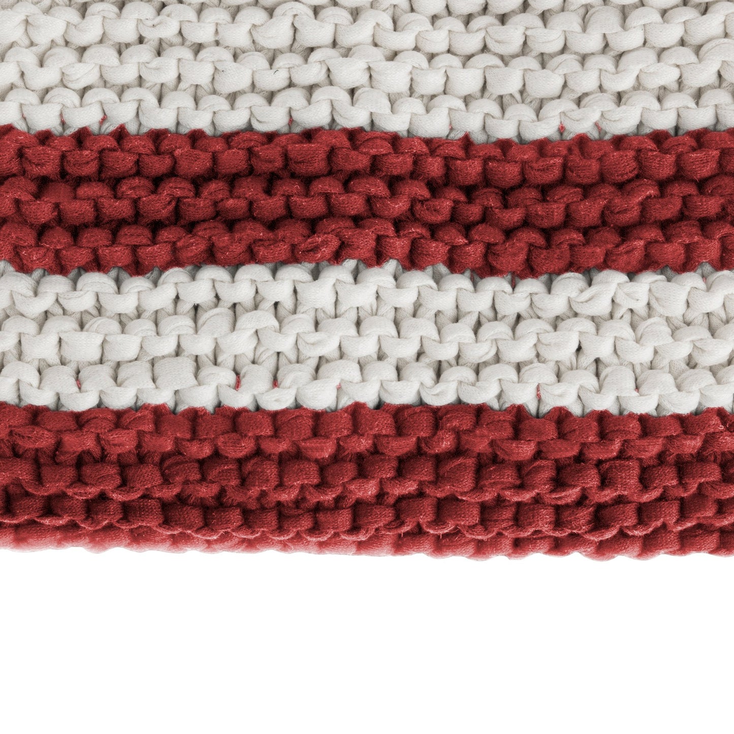 Peseira em tricô artesanal Cru/Vermelho, com fio 100% algodão. Dimensões: Largura - 70cm; Comprimento - 130cm.