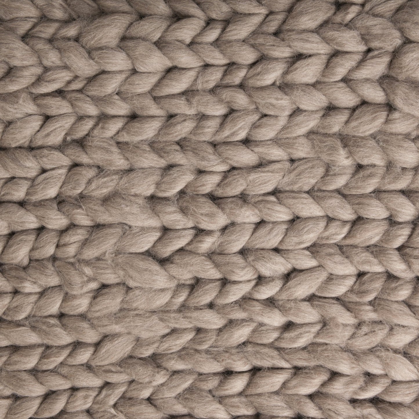Maxi Manta em tricô artesanal feita com lã Moura 100% natural, sem tingimento. Cinto de couro Preto, com fivela de metal. 