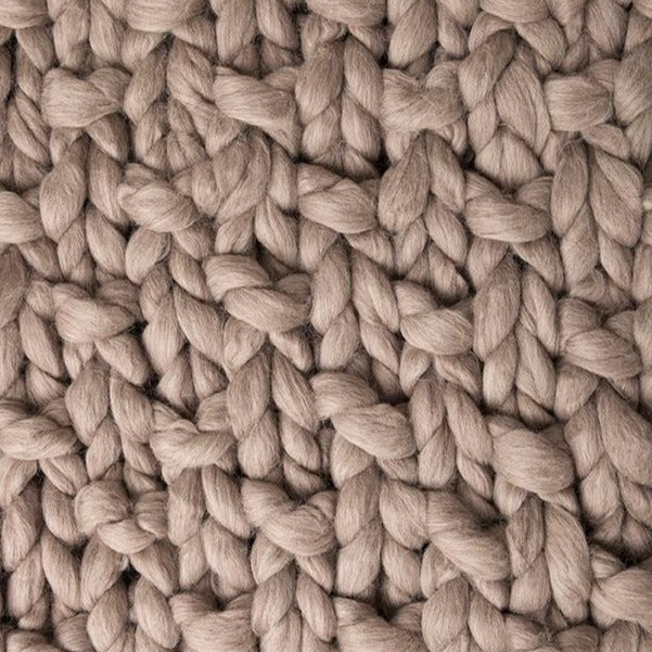Maxi Manta em tricô artesanal feita com lã Moura 100% natural, sem tingimento. Cinto de couro Preto, com fivela de metal. 